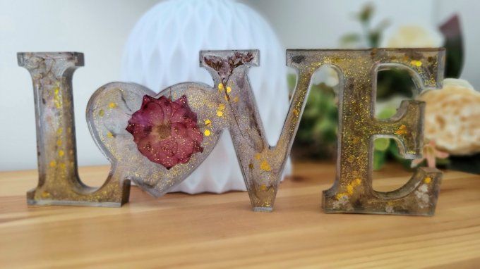 Mot décoratif Love en résine époxy fait mains