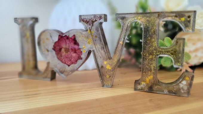 Mot décoratif Love en résine époxy fait mains