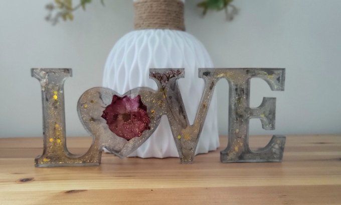 Mot décoratif Love en résine époxy fait mains