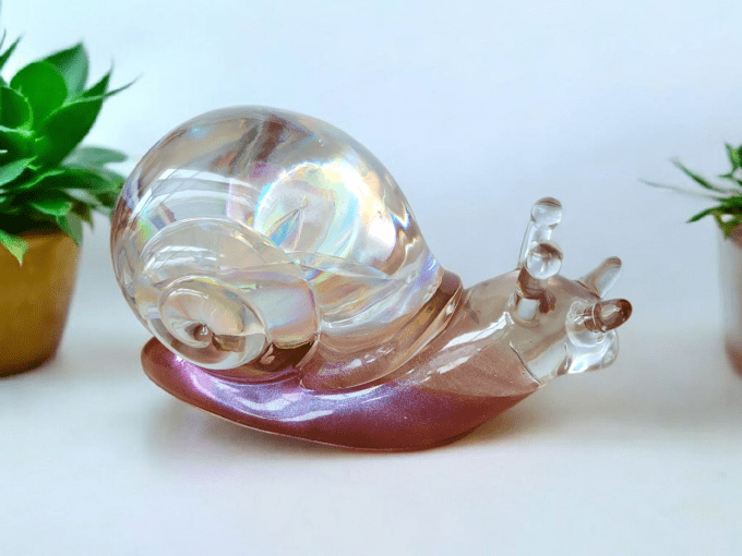 Grand escargot en résine époxy et fleur holographique