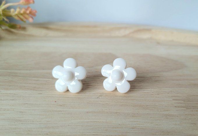 Boucles d'oreilles tiges fleurs en résine époxy