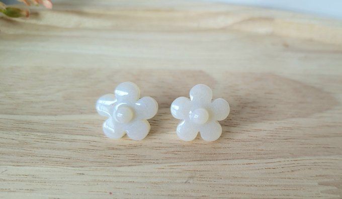 Boucles d'oreilles tiges fleurs en résine époxy