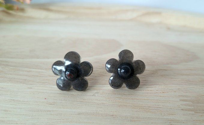 Boucles d'oreilles tiges fleurs en résine époxy