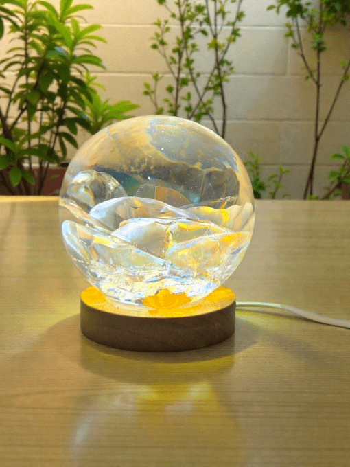 Lampe sphère lumineuse en résine époxy et socle bois usb