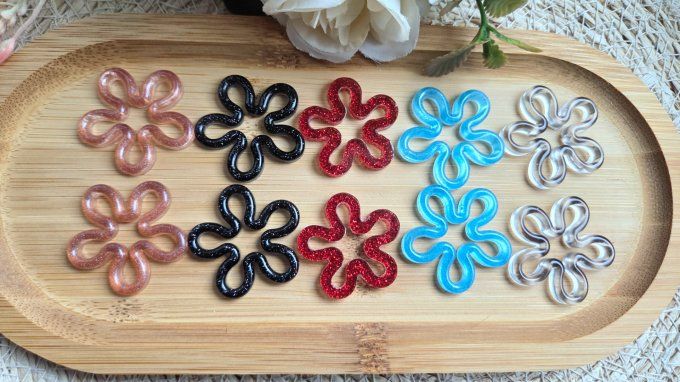 Pampilles Fleurs Evidées en résine époxy – pampilles artisanales légères pour boucles d’oreilles