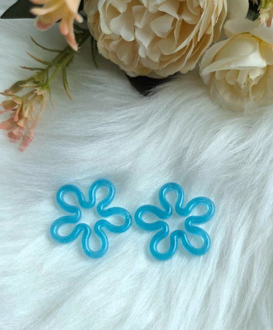 Pampilles Fleurs Evidées en résine époxy – pampilles artisanales légères pour boucles d’oreilles
