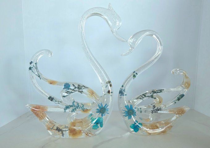 Couple de Cygnes en résine époxy et fleurs séchées fait mains