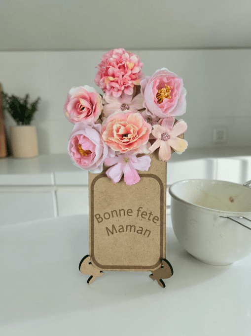 Cade bois gravé avec fleurs artificielles personnalisable