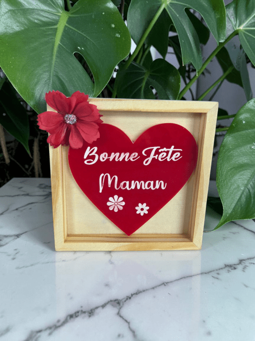 Cade bois coeur gravé avec fleurs artificielles personnalisable