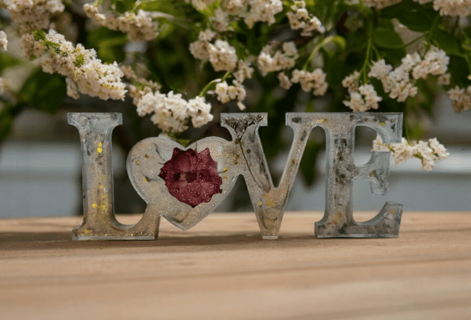 Mot décoratif Love en résine époxy fait mains