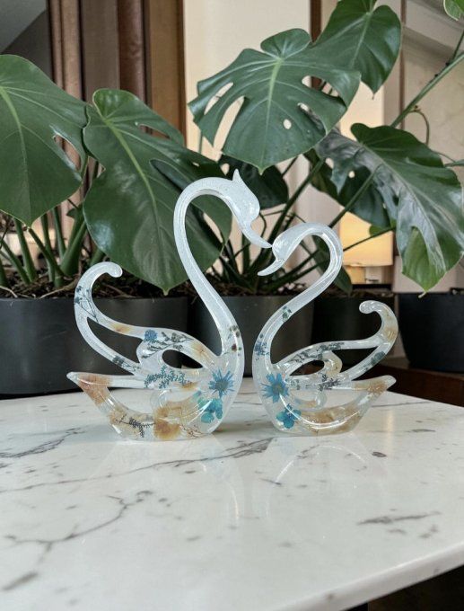 Couple de Cygnes en résine époxy et fleurs séchées fait mains